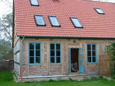Montage neuer Fenster und Türen bei einem Bauprojekt in der Lüneburger Heide