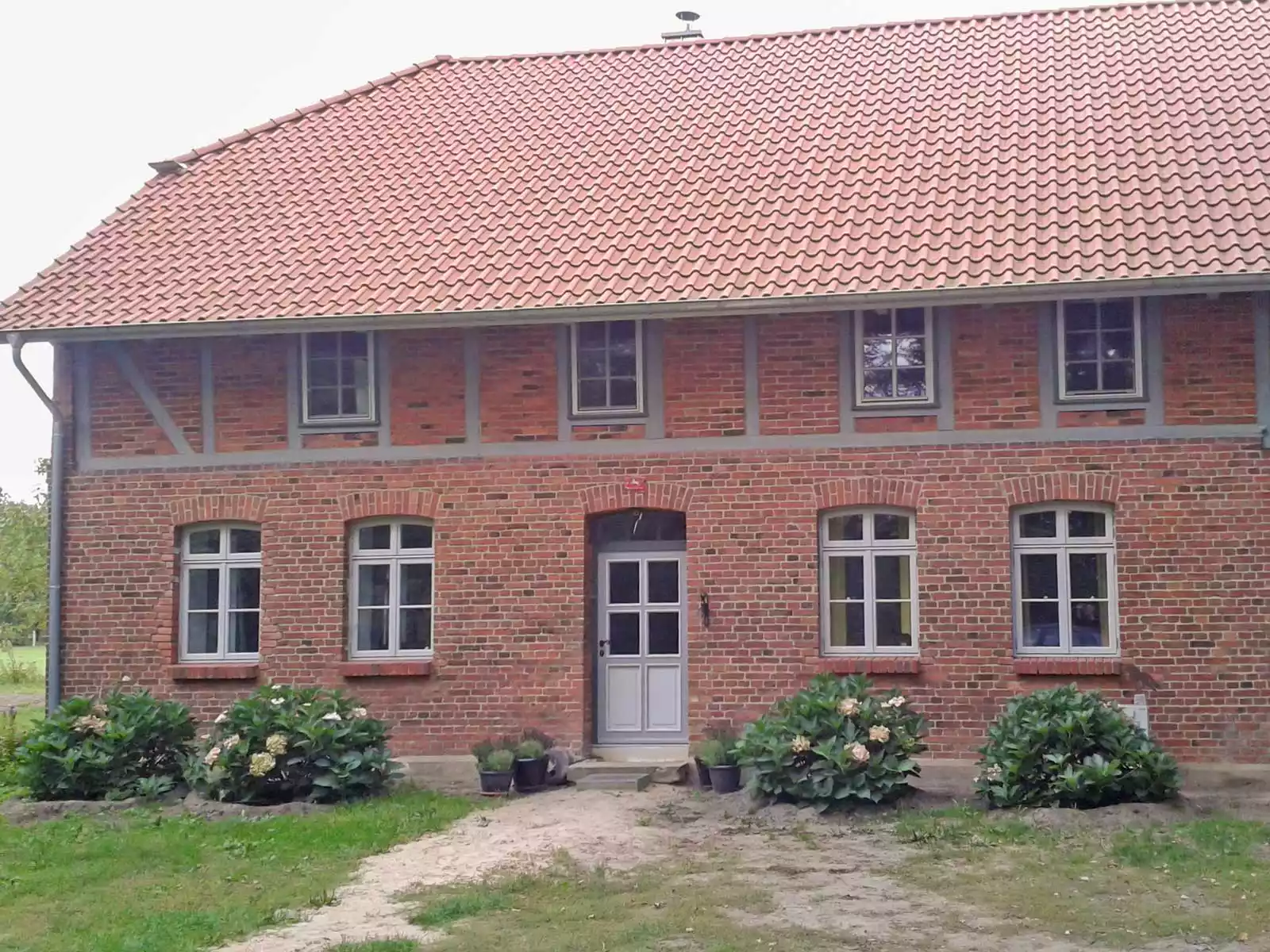 Ein Haus um Fenster und Türen modernisiert.
