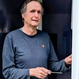 Remmer Edzards beim Ausmessen eines Fensters