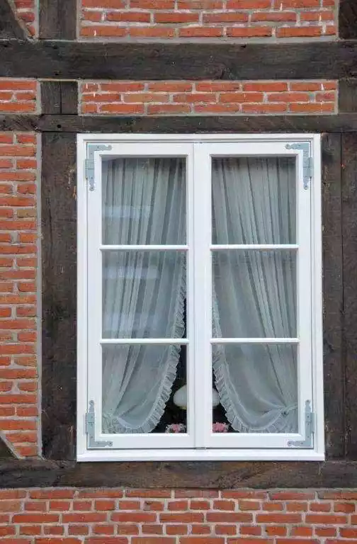 Dänisches Fenster mit aufgesetzten Sprossen und traditionellen Beschlägen