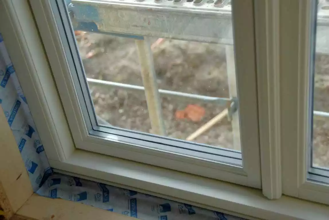 Einbau eines dänischen Sprossenfensters mit luftdichter Innenabdichtung
